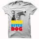 Tee shirt man bites dog C'est arriver près de chez vous blanc