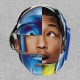 Pharrell Williams camisa gris con el casco daft punk