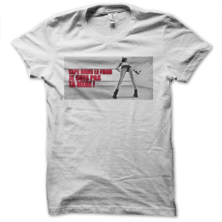 tee shirt tape dans le fond blanc